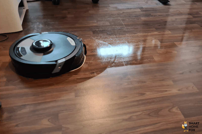 Die Schrubbbewegungen eines Shark Saugroboters mit Wischfunktion sind auf dem Boden zu sehen.